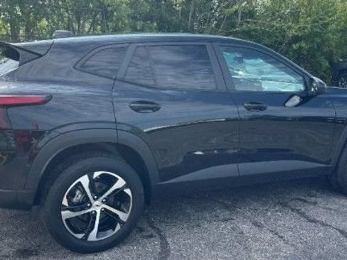 Used 2024 Chevrolet Trax RS FWD image 2