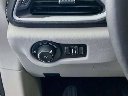 Used 2023 Chrysler Pacifica Touring-L FWD image 11
