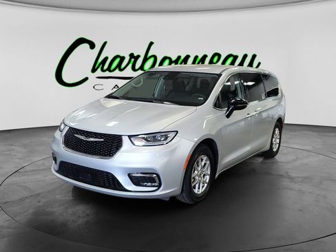 Used 2024 Chrysler Pacifica Touring-L FWD image 1
