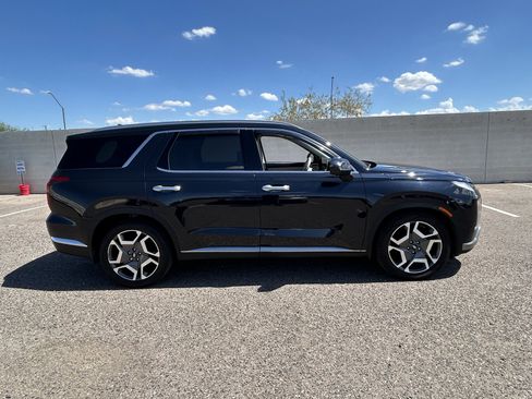 Used 2023 Hyundai Palisade Limited w/ Winter Package FWD image 7