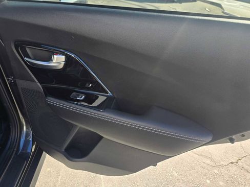 Used 2022 Kia Niro EX image 13