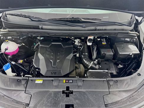 Used 2025 Kia Carnival FWD image 30