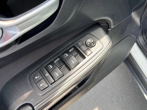 Used 2015 Jeep Cherokee Latitude AWD/4WD image 11