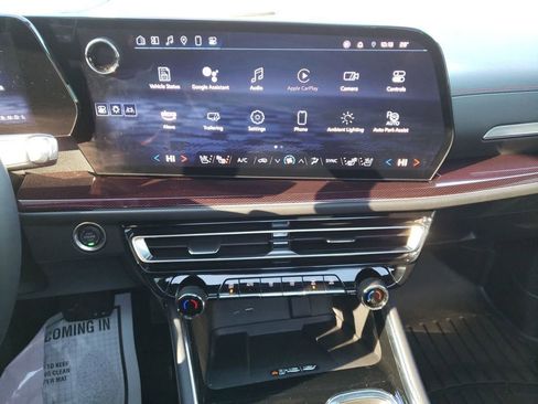 Used 2024 Chevrolet Traverse RS image 17