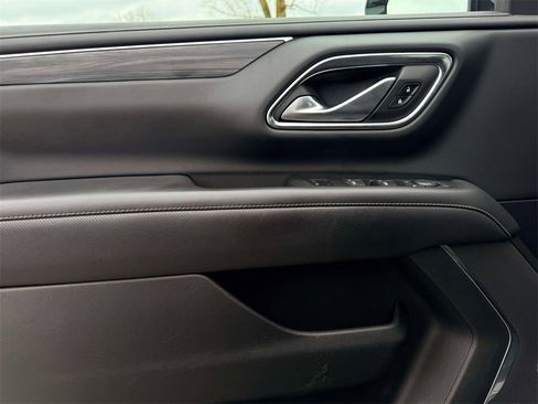 Used 2022 GMC Yukon XL SLT w/ SLT Luxury Package image 12