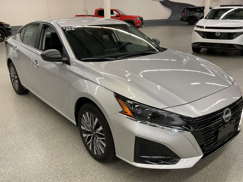 Used 2025 Nissan Altima 2.5 SV AWD/4WD image 3