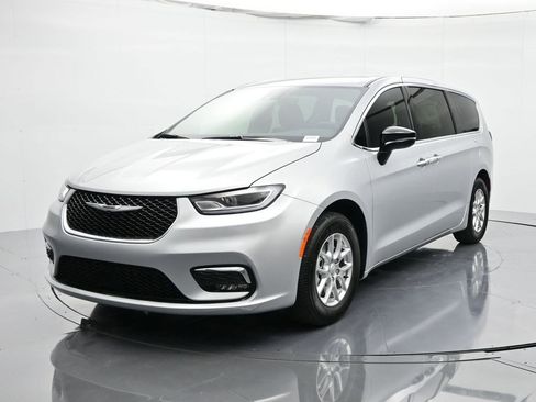 New 2026 Chrysler Pacifica Select image 1