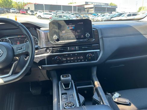 Used 2025 Nissan Pathfinder SV AWD/4WD image 17