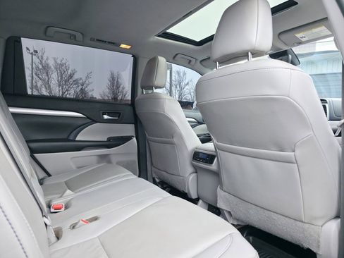 Used 2019 Toyota Highlander XLE image 16