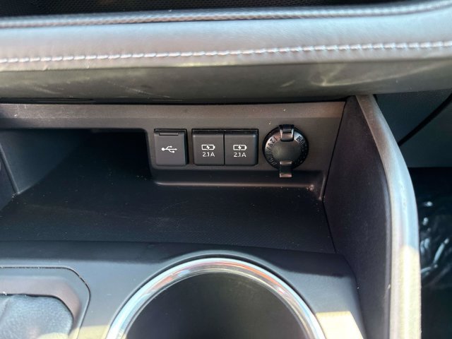 Used 2021 Toyota Highlander LE FWD image 31