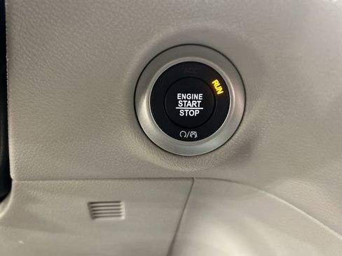 Used 2023 Chrysler Pacifica Touring-L FWD image 17