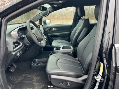 New 2026 Chrysler Pacifica Select