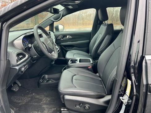 New 2026 Chrysler Pacifica Select image 4