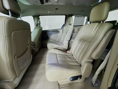 Used 2016 Chrysler Town & Country Touring w/ Driver Convenience Group FWD image 29