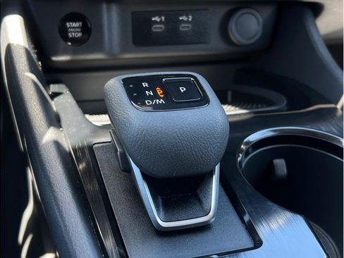 Used 2025 Nissan Rogue SV AWD/4WD image 17