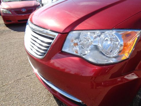 Used 2016 Chrysler Town & Country Touring-L image 9