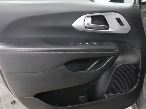 Used 2025 Chrysler Pacifica Limited FWD image 23
