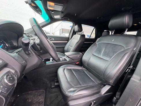 Used 2017 Ford Explorer XLT w/ Equipment Group 202A image 14