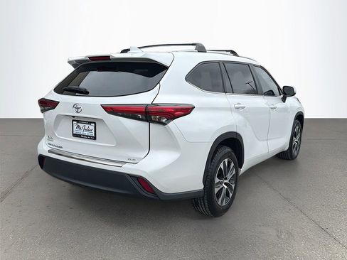 Used 2023 Toyota Highlander XLE image 4