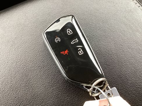 Used 2025 Volkswagen Atlas SE image 36