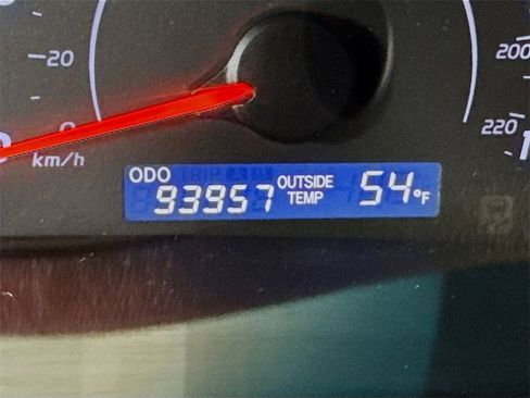 Used 2010 Toyota Camry LE image 4