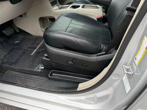 Used 2012 Chrysler Town & Country Touring-L w/ Entertainment Group #2 image 7