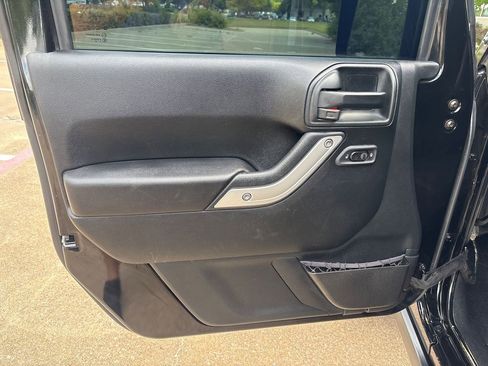 Used 2017 Jeep Wrangler Unlimited Rubicon w/ Connectivity Group image 13