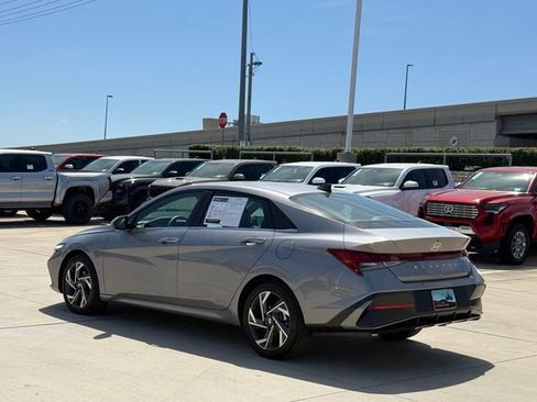 Used 2025 Hyundai Elantra SEL image 4