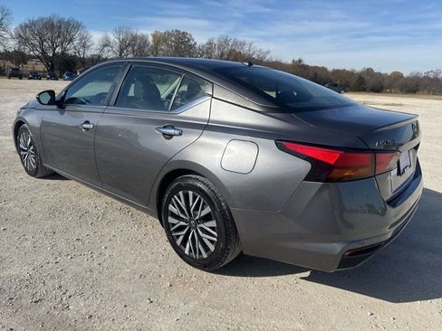 Used 2024 Nissan Altima 2.5 SV image 3