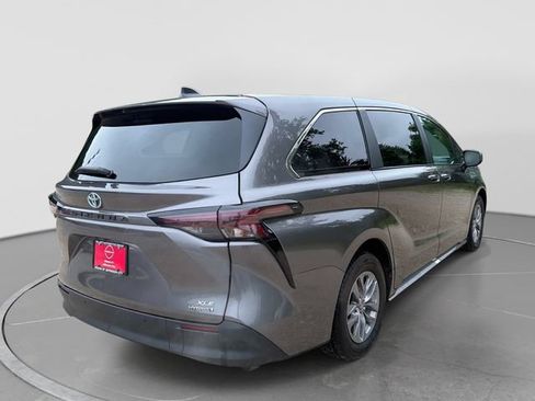 Used 2024 Toyota Sienna XLE FWD image 4