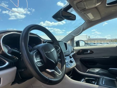 Used 2023 Chrysler Pacifica Limited FWD image 41