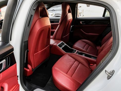 Used 2018 Porsche Panamera image 41