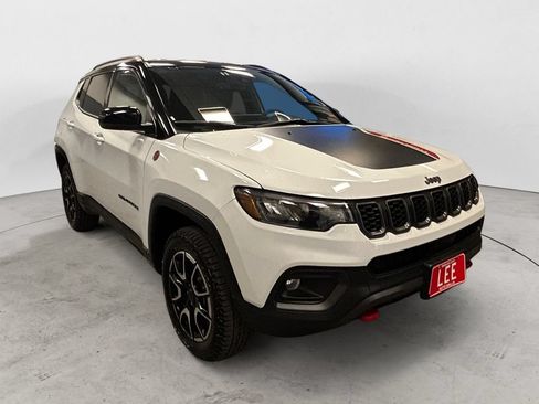 Used 2025 Jeep Compass Trailhawk AWD/4WD image 7