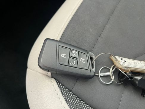 Used 2025 Volkswagen Taos SE image 21