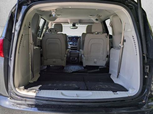 Used 2017 Chrysler Pacifica Touring-L w/ Tire & Wheel Group FWD image 6