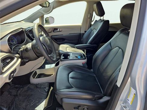 Used 2023 Chrysler Pacifica Touring-L FWD image 17