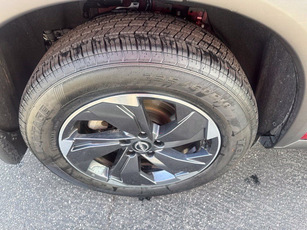 Used 2024 Nissan Rogue SV FWD image 11