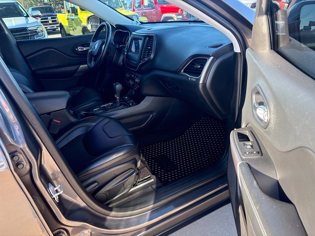 Used 2019 Jeep Cherokee Latitude Plus w/ Cold Weather Group AWD/4WD image 10