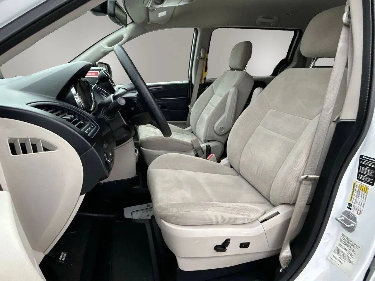 Used 2019 Dodge Grand Caravan SE w/ Power Convenience Group I FWD image 12