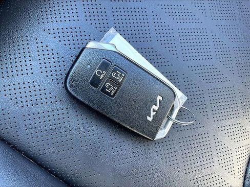 Used 2024 Kia Carnival LX image 11