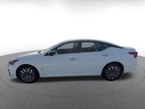 Used 2025 Nissan Altima 2.5 SV image 9