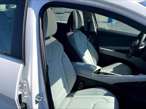 New 2025 Hyundai Elantra Limited image 30