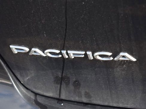 Used 2018 Chrysler Pacifica Touring-L Plus image 12