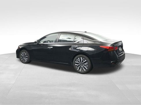 Used 2024 Nissan Altima 2.5 SV FWD image 3