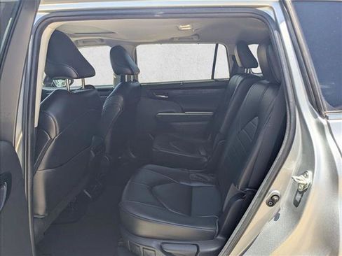 Used 2023 Toyota Highlander XLE FWD image 17