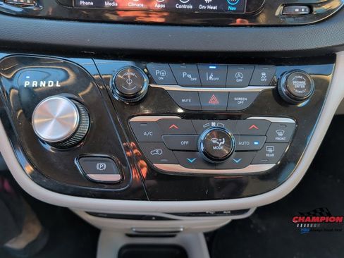 Used 2018 Chrysler Pacifica Touring-L Plus w/ Advanced Safetytec Group FWD image 17