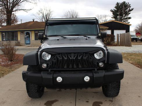 Used 2016 Jeep Wrangler Unlimited Rubicon w/ Connectivity Group image 3