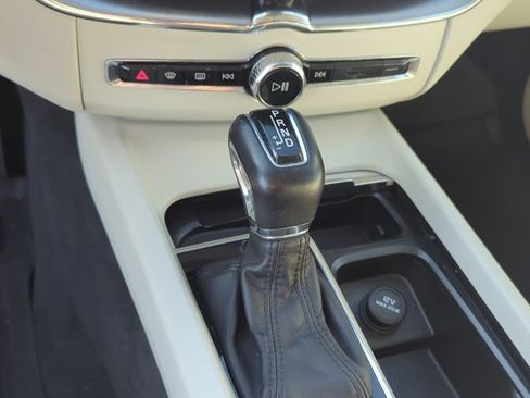 Used 2020 Volvo XC60 T6 Momentum w/ Protection Package Premier AWD/4WD image 18