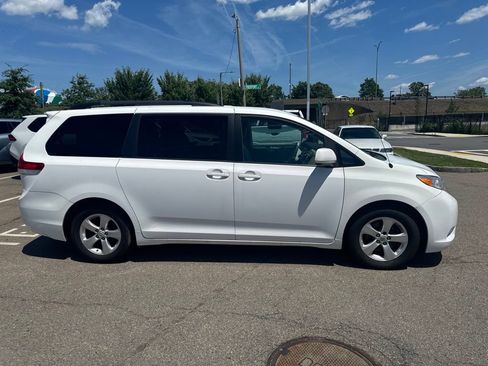 Used 2011 Toyota Sienna LE FWD image 8