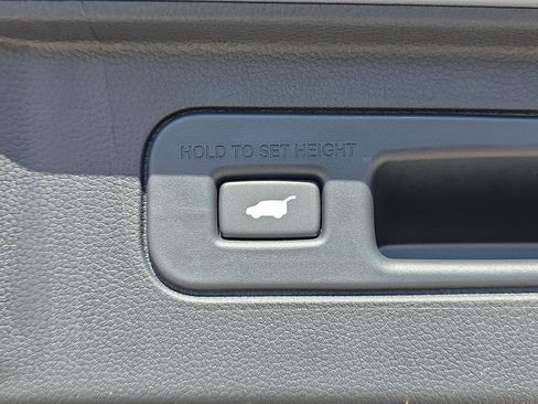 Used 2025 Honda Pilot Touring image 9